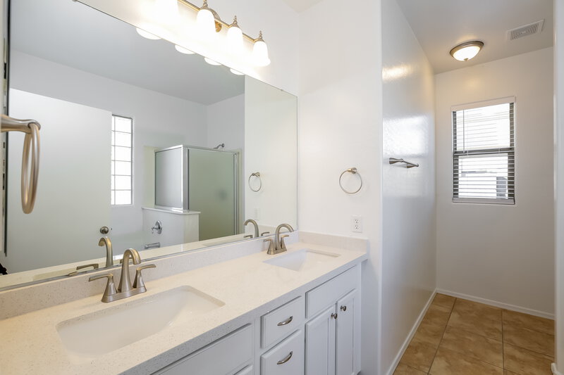 2,400/Mo, 6212 S 44th Ave Laveen, AZ 85339 Main Bathroom View