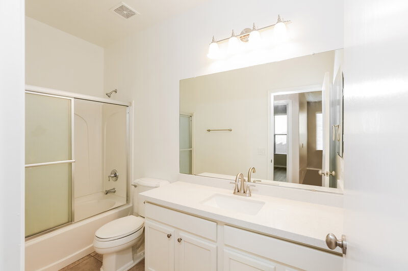 2,400/Mo, 6212 S 44th Ave Laveen, AZ 85339 Bathroom View