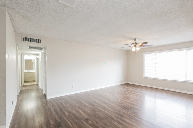 2,125/Mo, 4014 E Apollo Rd Phoenix, AZ 85042 Living Room View
