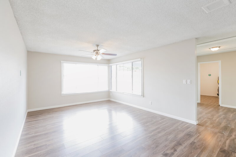 2,125/Mo, 4014 E Apollo Rd Phoenix, AZ 85042 Living Room View 3