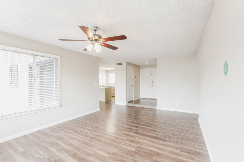 2,125/Mo, 4014 E Apollo Rd Phoenix, AZ 85042 Living Room View 5