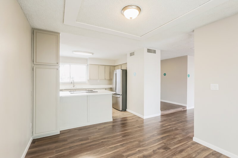 2,125/Mo, 4014 E Apollo Rd Phoenix, AZ 85042 Kitchen View