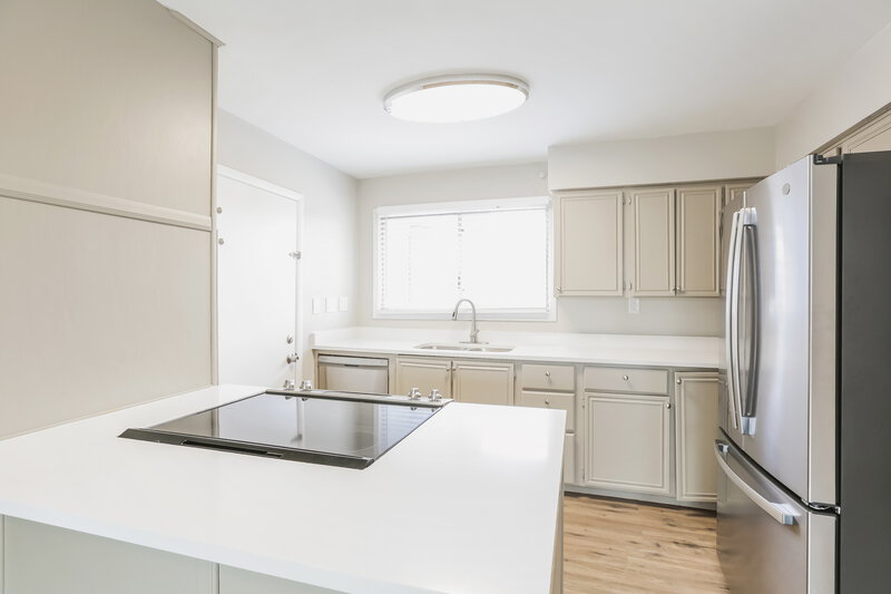 2,125/Mo, 4014 E Apollo Rd Phoenix, AZ 85042 Kitchen View 2