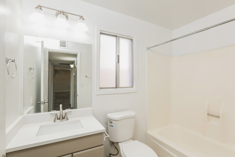 2,125/Mo, 4014 E Apollo Rd Phoenix, AZ 85042 Main Bathroom View