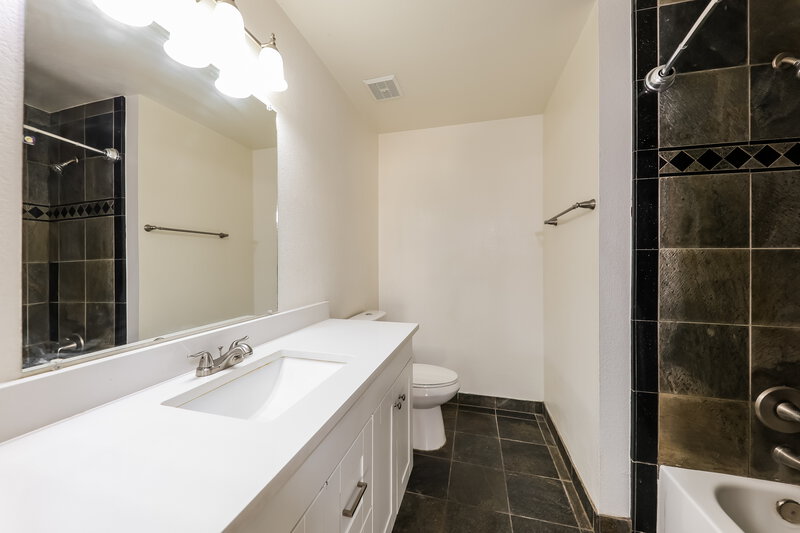 2,015/Mo, 8810 W Grovers Ave Peoria, AZ 85382 Main Bathroom View