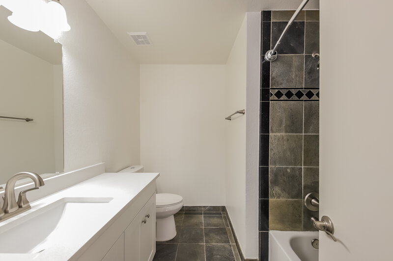 1,770/Mo, 8810 W Grovers Ave Peoria, AZ 85382 Main Bathroom View