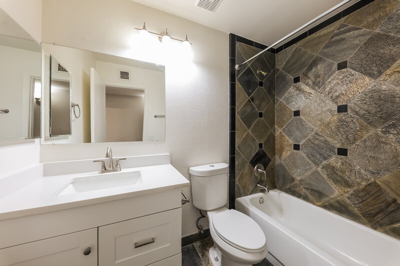 2,015/Mo, 8810 W Grovers Ave Peoria, AZ 85382 Bathroom View