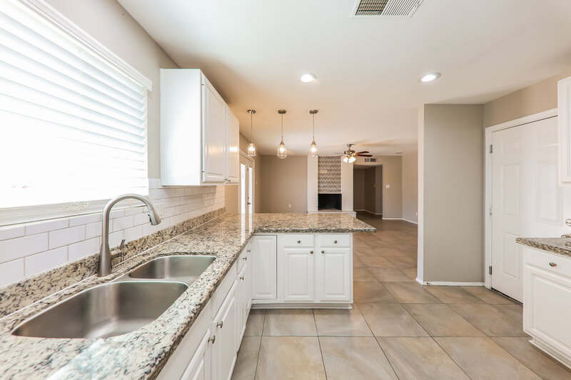 2,295/Mo, 14009 N 42nd Dr Phoenix, AZ 85053 Kitchen View 2