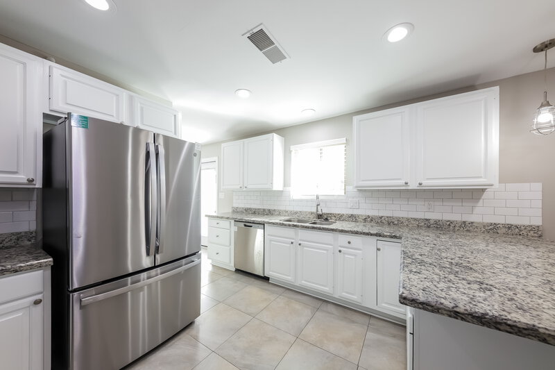 3,200/Mo, 14009 N 42nd Dr Phoenix, AZ 85053 Kitchen View 2