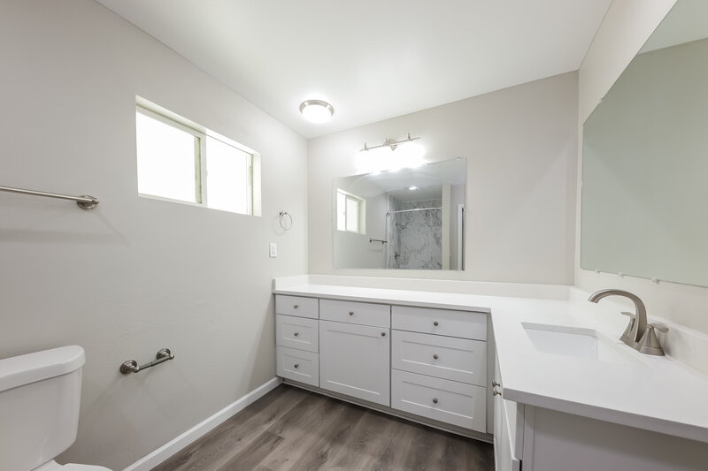 3,200/Mo, 14009 N 42nd Dr Phoenix, AZ 85053 Main Bathroom View