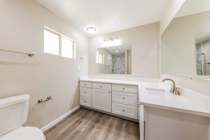 2,295/Mo, 14009 N 42nd Dr Phoenix, AZ 85053 Main Bathroom View