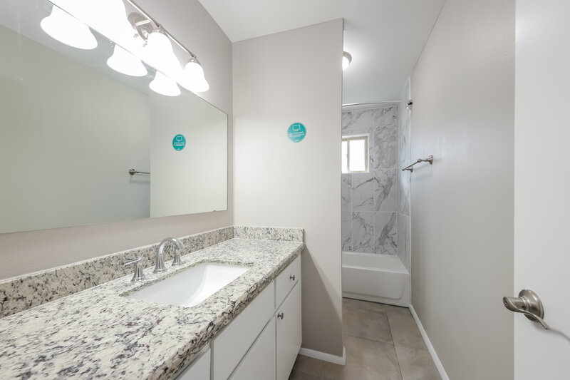 3,200/Mo, 14009 N 42nd Dr Phoenix, AZ 85053 Bathroom View