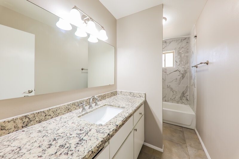 2,295/Mo, 14009 N 42nd Dr Phoenix, AZ 85053 Bathroom View