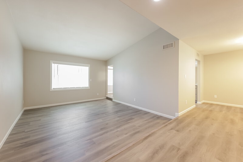 2,335/Mo, 3945 W Meadow Dr Glendale, AZ 85308 Living Room View 2