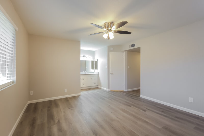 2,335/Mo, 3945 W Meadow Dr Glendale, AZ 85308 Main Bedroom View 2