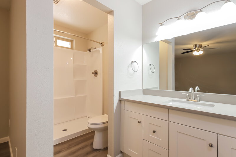 2,335/Mo, 3945 W Meadow Dr Glendale, AZ 85308 Main Bathroom View