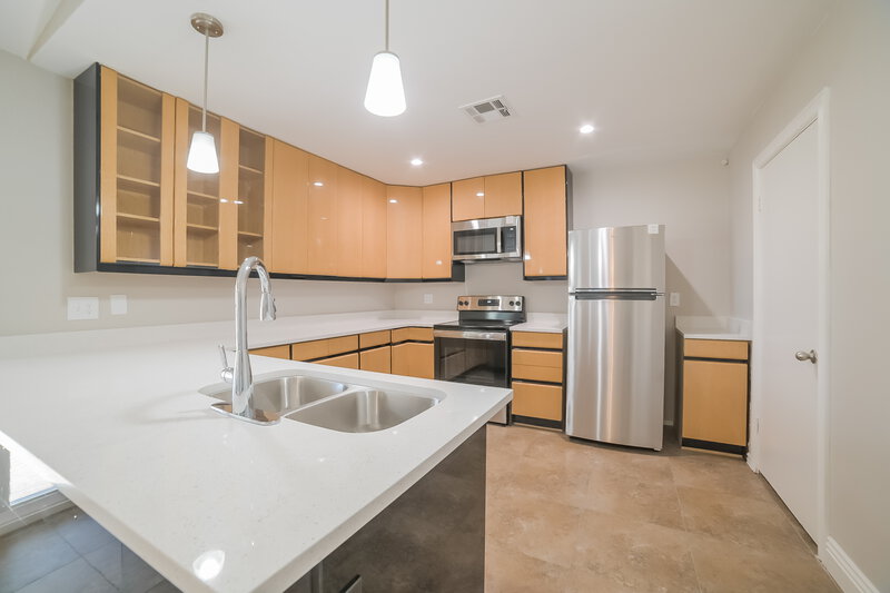 2,570/Mo, 631 W Lindner Ave Mesa, AZ 85210 Kitchen View 2