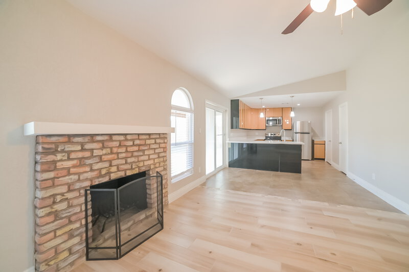 2,570/Mo, 631 W Lindner Ave Mesa, AZ 85210 Family Room View