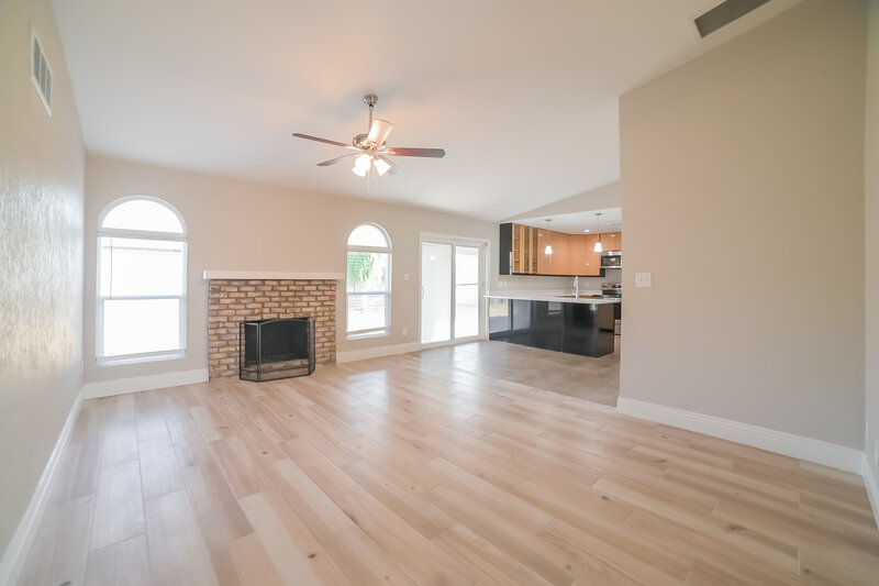 2,570/Mo, 631 W Lindner Ave Mesa, AZ 85210 Family Room View 2