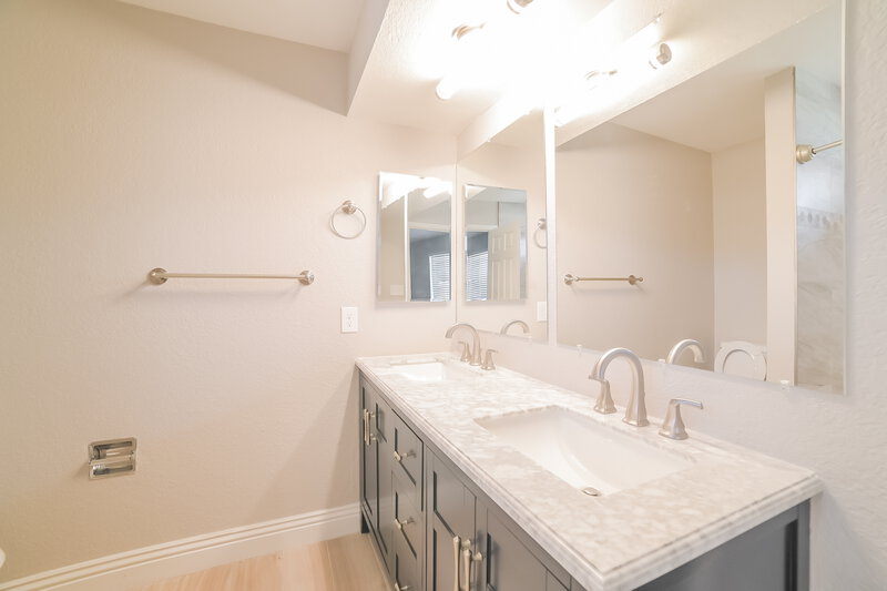 2,570/Mo, 631 W Lindner Ave Mesa, AZ 85210 Main Bathroom View