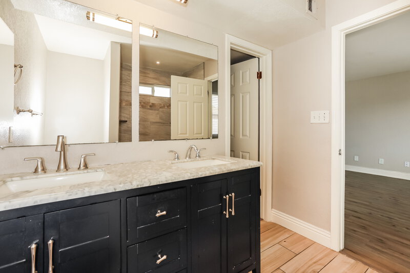 2,735/Mo, 631 W Lindner Ave Mesa, AZ 85210 Main Bathroom View
