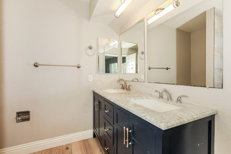 2,735/Mo, 631 W Lindner Ave Mesa, AZ 85210 Main Bathroom View 2