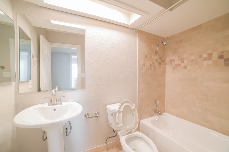 2,570/Mo, 631 W Lindner Ave Mesa, AZ 85210 Bathroom View