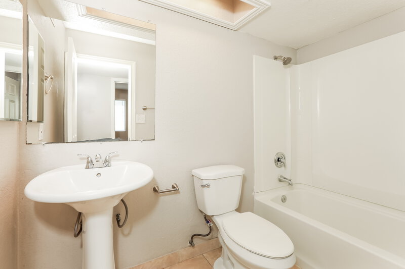 2,735/Mo, 631 W Lindner Ave Mesa, AZ 85210 Bathroom View