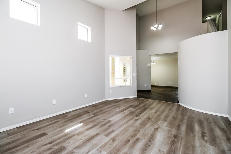 2,515/Mo, 927 E Glenmere Dr Chandler, AZ 85225 Family Room View 2