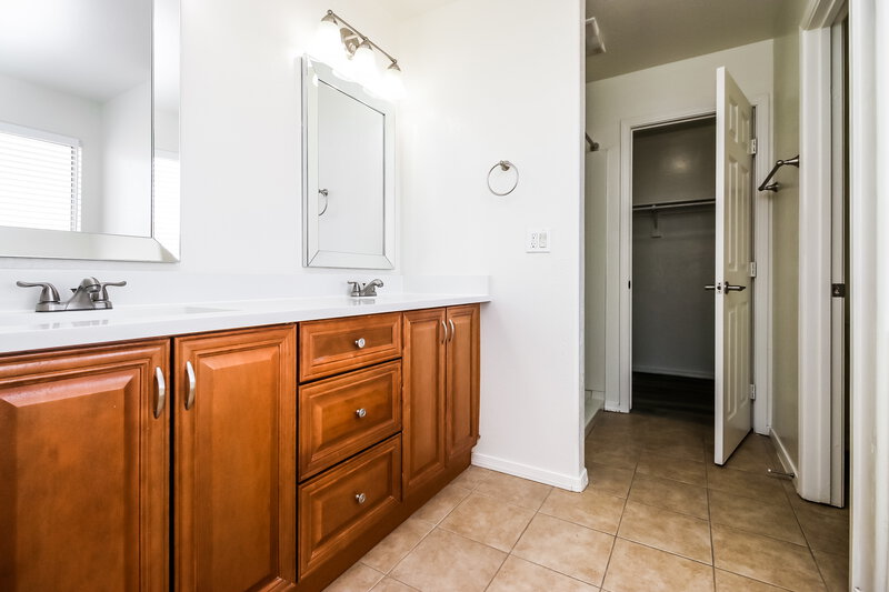 2,515/Mo, 927 E Glenmere Dr Chandler, AZ 85225 Main Bathroom View