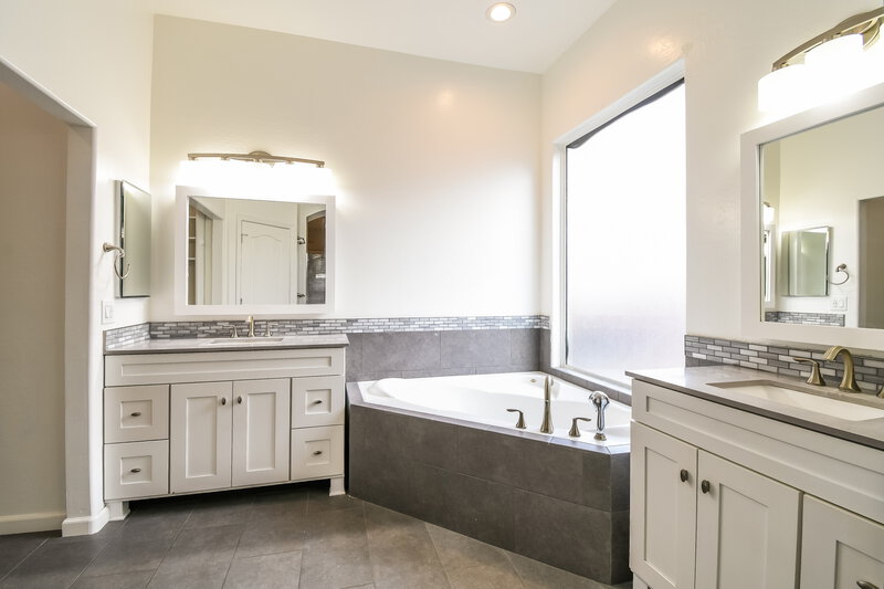 2,490/Mo, 11021 E Dover St Mesa, AZ 85207 Main Bathroom View 2