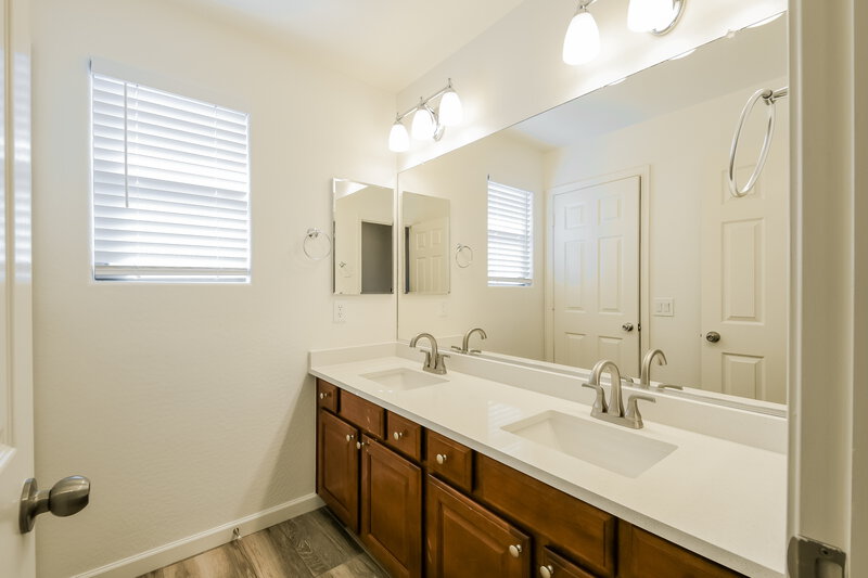 2,960/Mo, 27424 N 54th Ln Phoenix, AZ 85083 Main Bathroom View 2