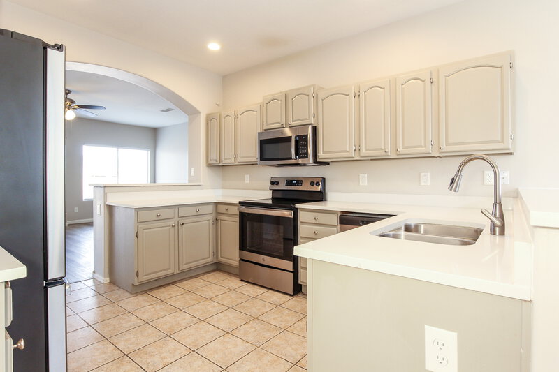 2,340/Mo, 1211 E Winter Dr Phoenix, AZ 85020 Kitchen View 2