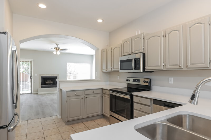 3,020/Mo, 1211 E Winter Dr Phoenix, AZ 85020 Kitchen View 3