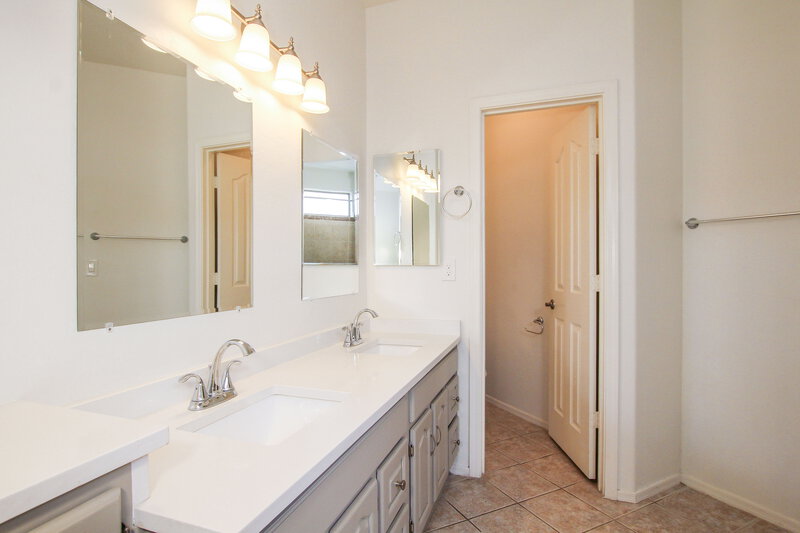 2,340/Mo, 1211 E Winter Dr Phoenix, AZ 85020 Main Bathroom View