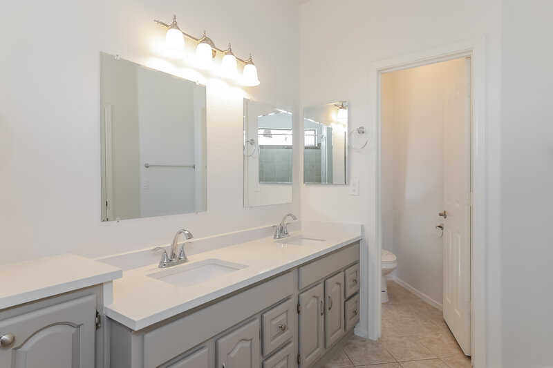 3,020/Mo, 1211 E Winter Dr Phoenix, AZ 85020 Bathroom View