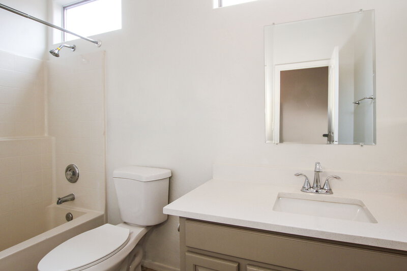 2,340/Mo, 1211 E Winter Dr Phoenix, AZ 85020 Bathroom View
