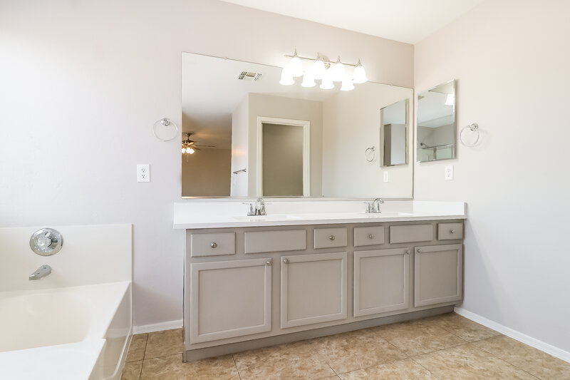 2,390/Mo, 2112 W Burgess Ln Phoenix, AZ 85041 Main Bathroom View