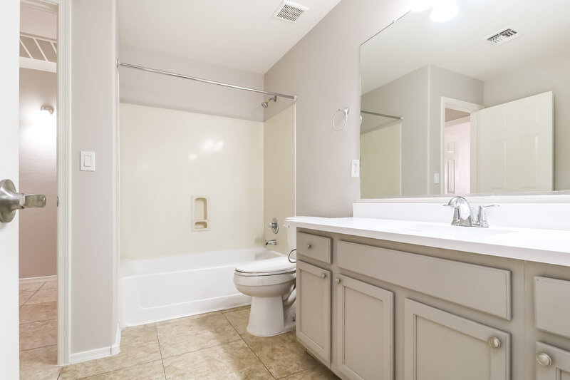 2,390/Mo, 2112 W Burgess Ln Phoenix, AZ 85041 Bathroom View