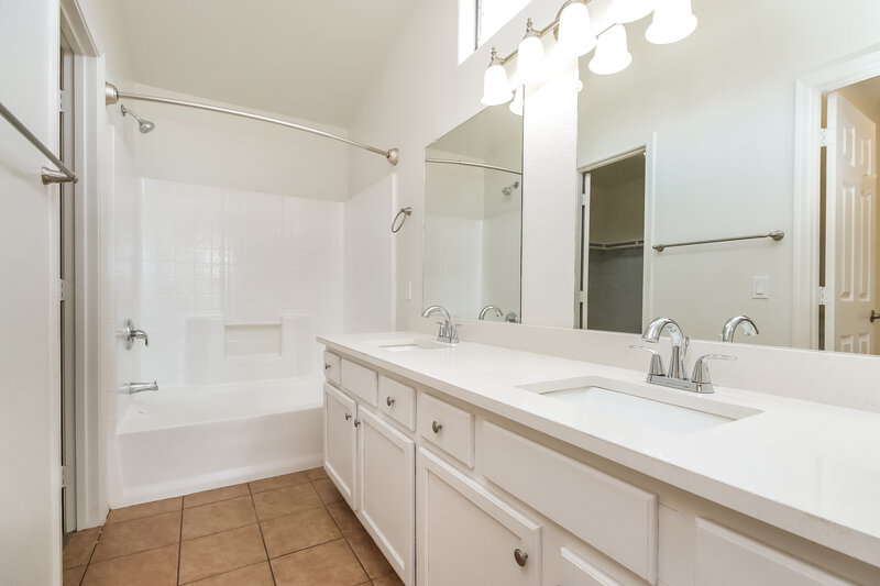 2,185/Mo, 6730 E Preston St Unit 10 Mesa, AZ 85215 Main Bathroom View