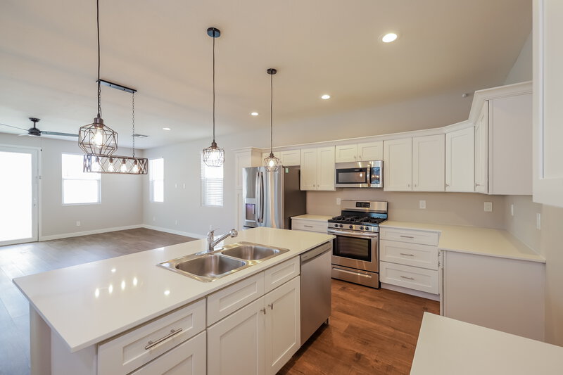 2,520/Mo, 3218 W Glendale Ave Unit 4 Phoenix, AZ 85051 Kitchen View 2