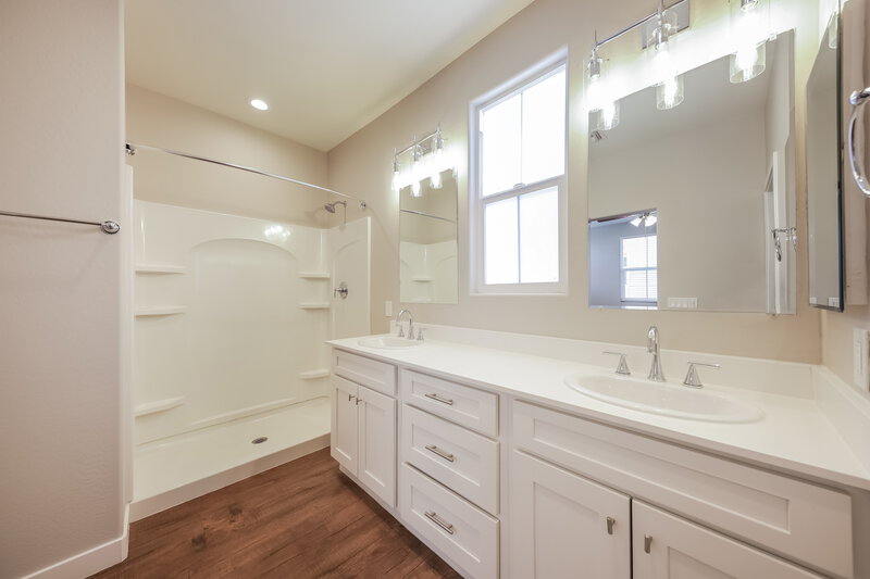 2,520/Mo, 3218 W Glendale Ave Unit 4 Phoenix, AZ 85051 Main Bathroom View