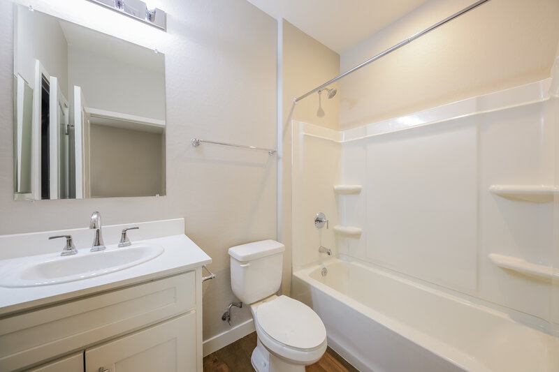 2,520/Mo, 3218 W Glendale Ave Unit 4 Phoenix, AZ 85051 Bathroom View