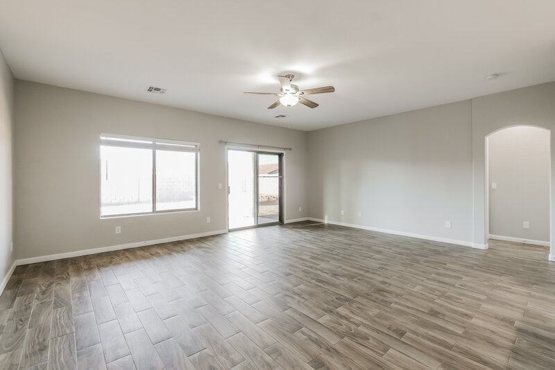 2,015/Mo, 709 E Whyman Ave Avondale, AZ 85323 Living Room View 2
