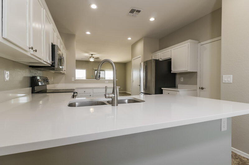 2,130/Mo, 709 E Whyman Ave Avondale, AZ 85323 Kitchen View