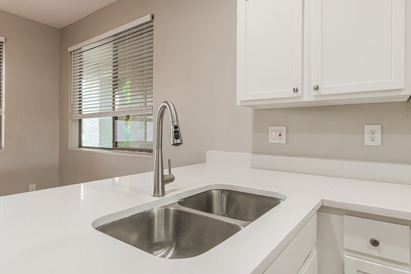 2,015/Mo, 709 E Whyman Ave Avondale, AZ 85323 Kitchen View 2