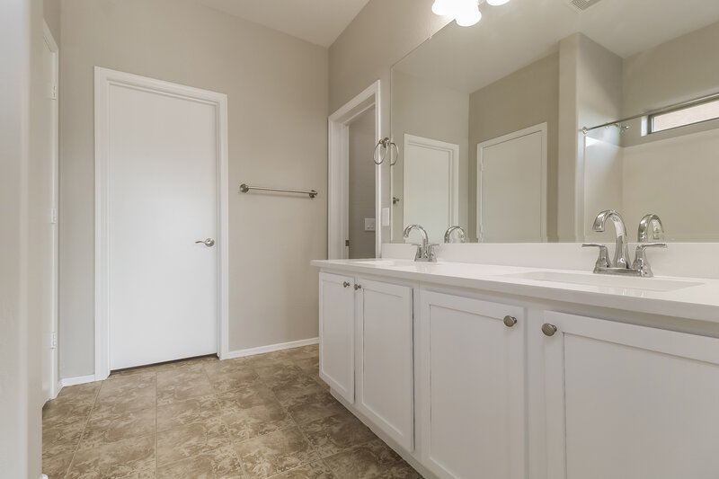 2,130/Mo, 709 E Whyman Ave Avondale, AZ 85323 Main Bathroom View