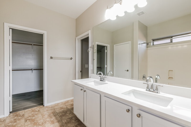 2,015/Mo, 709 E Whyman Ave Avondale, AZ 85323 Main Bathroom View