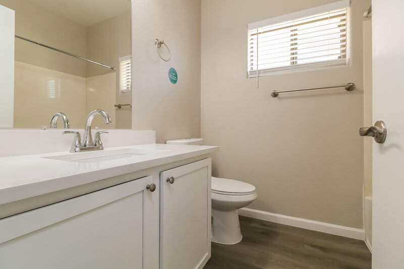 2,130/Mo, 709 E Whyman Ave Avondale, AZ 85323 Bathroom View