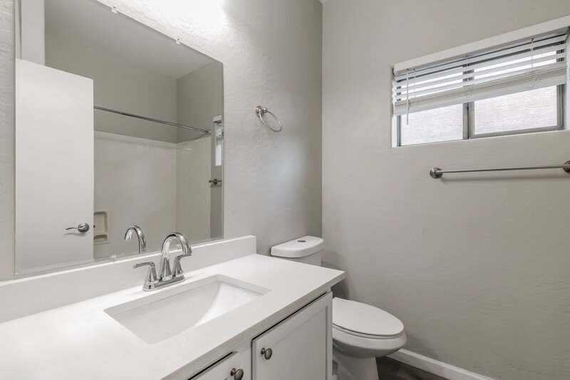 2,015/Mo, 709 E Whyman Ave Avondale, AZ 85323 Bathroom View